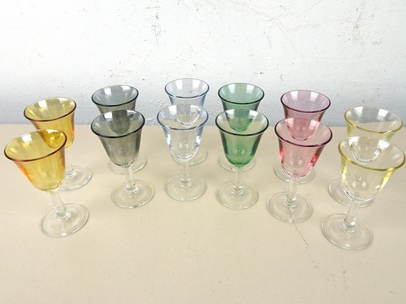 Gekleurde vintage glazen borrelglaasjes