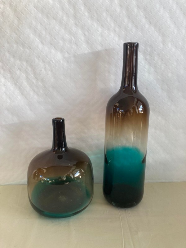 2 kleurrijke glazen flessen
