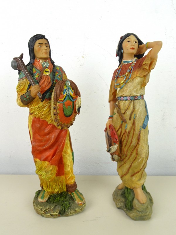 2 Indianen beelden (resin)