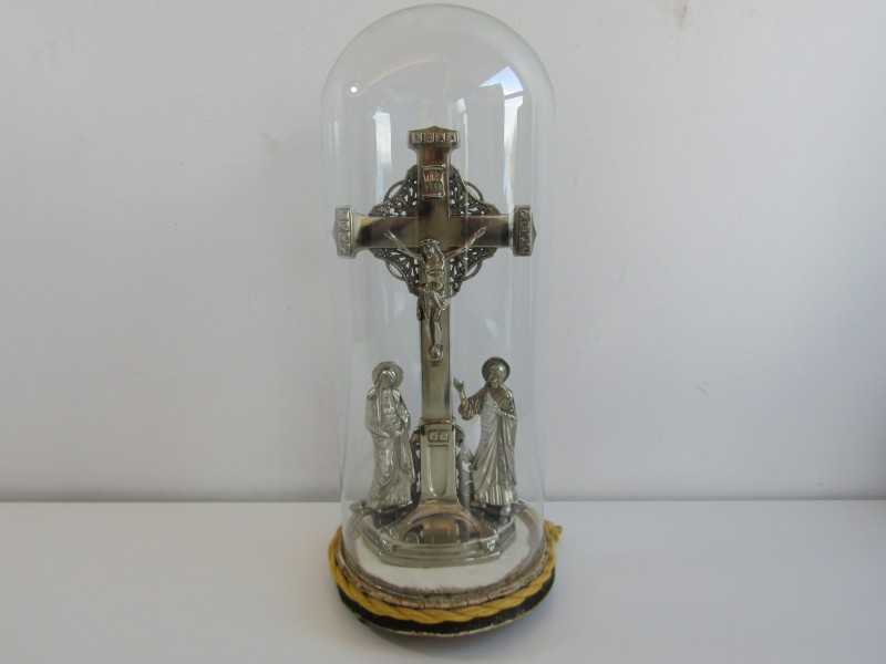 Getekend Kruisbeeld onder Glazen Stolp: JMPC, Made In Belgium