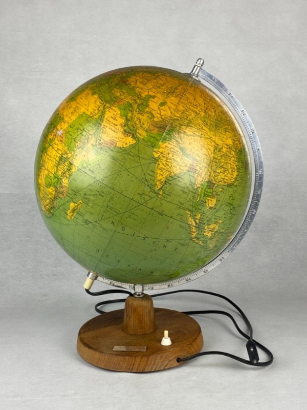 Vintage wereldbol met verlichting