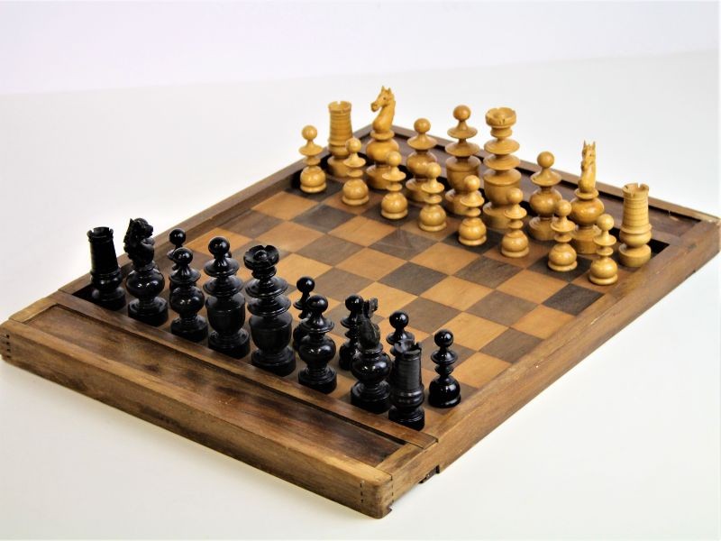 beu Tom Audreath Darmen Oud dubbelzijdig schaak-/dambord met speelstukken - De Kringwinkel