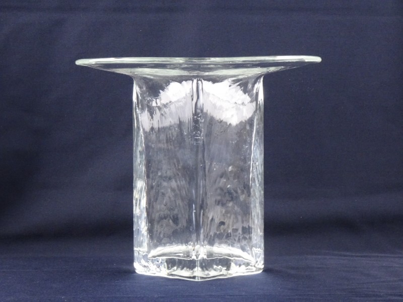 Simuleren cafe litteken Prachtige vierkante vaas uit glas met openstaande afgeronde bovenkant. - De  Kringwinkel