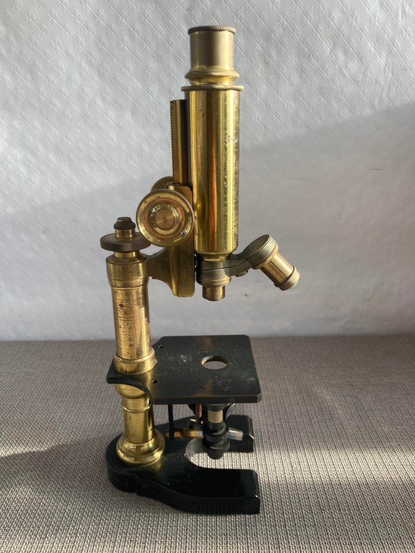 Antieke koperen microscoop