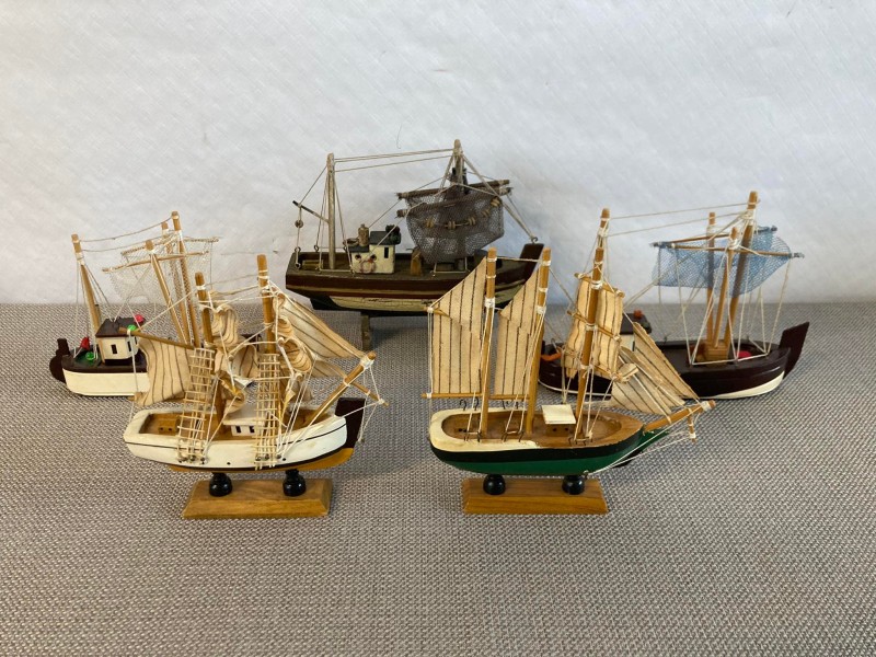 5 houten miniatuurbootjes
