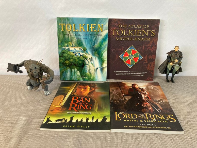 Lot Tolkien boeken en figuren