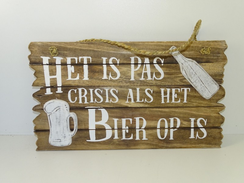 Houten Bord: Het Is Pas Crisis Als Het Bier Op Is