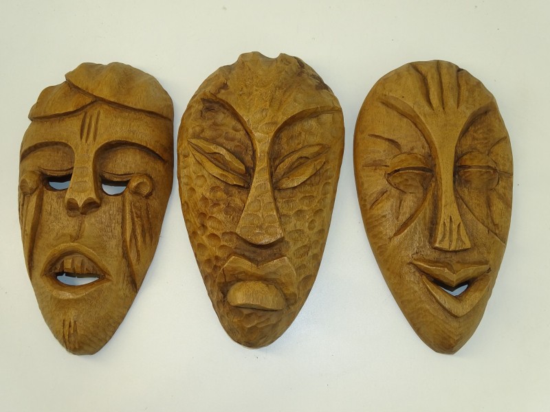 Drie Handgesneden Houten Maskers, Roger FD