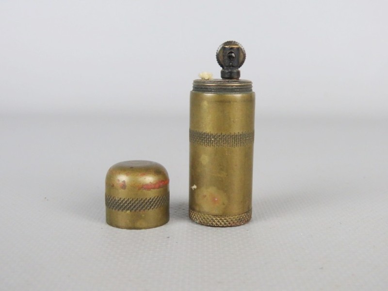oude koperen aansteker in kogelvorm
