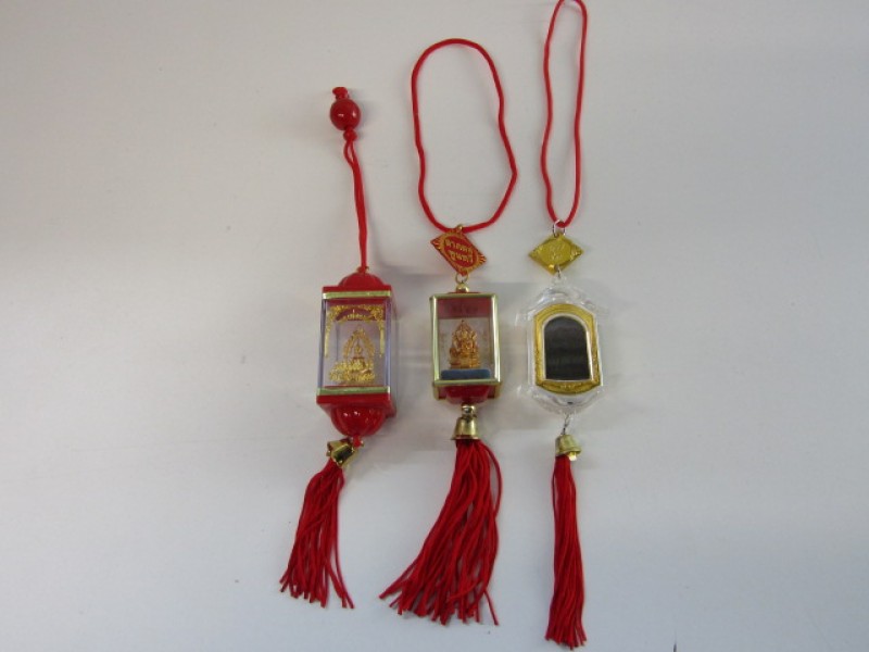 3 Thaise Amuletten in Vitrine