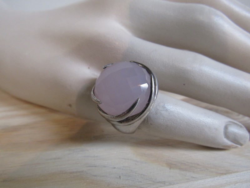 Zilveren ring met lichtroze steen.