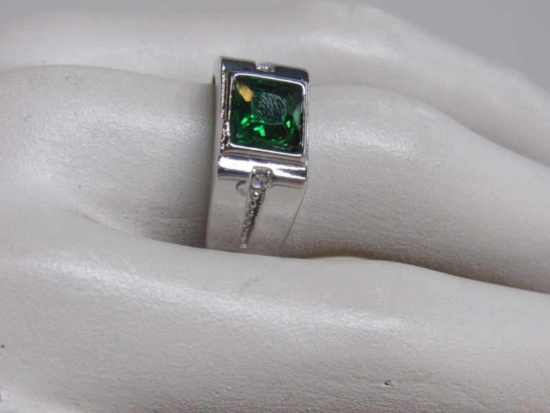 Zilveren ring met groene steen / 2 kleine steentjes