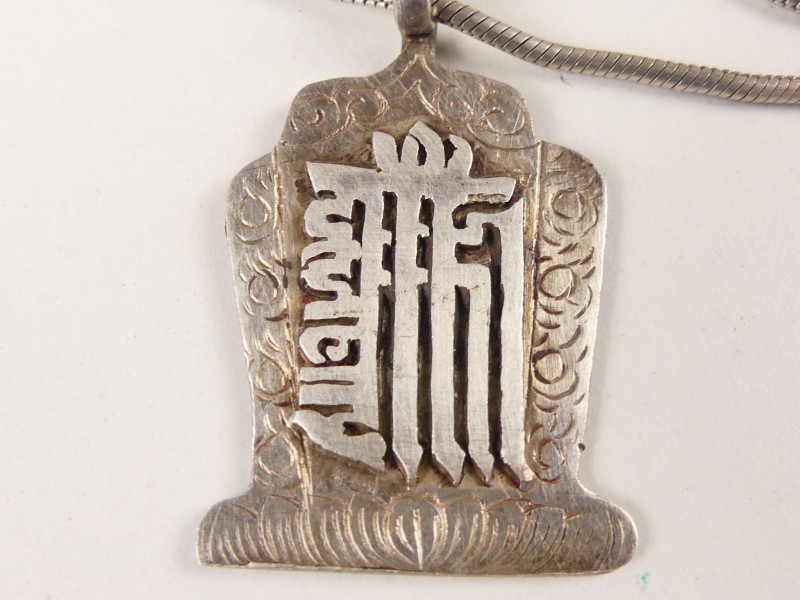 Zilveren ketting met Tibetaanse Boeddhistische Windhanger