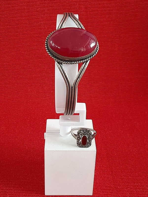 Armband en een ring met een rode natuursteen