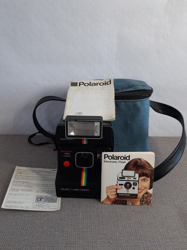Polaroid camera in een draagtas