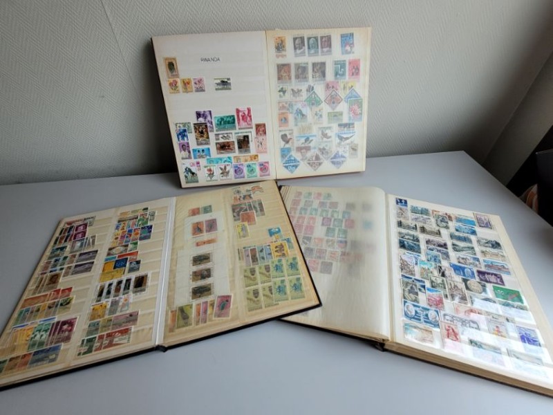 Verzameling postzegels in 3 boeken