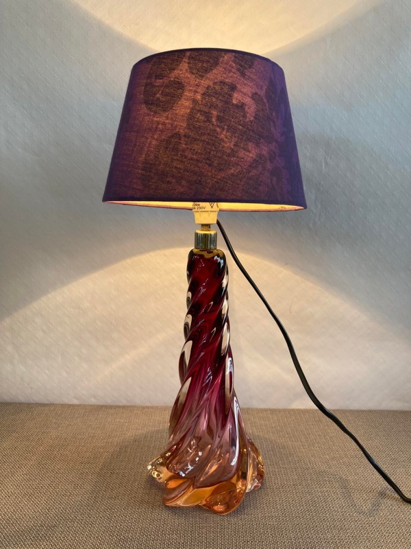 Tafellamp met een glazen paarse voet