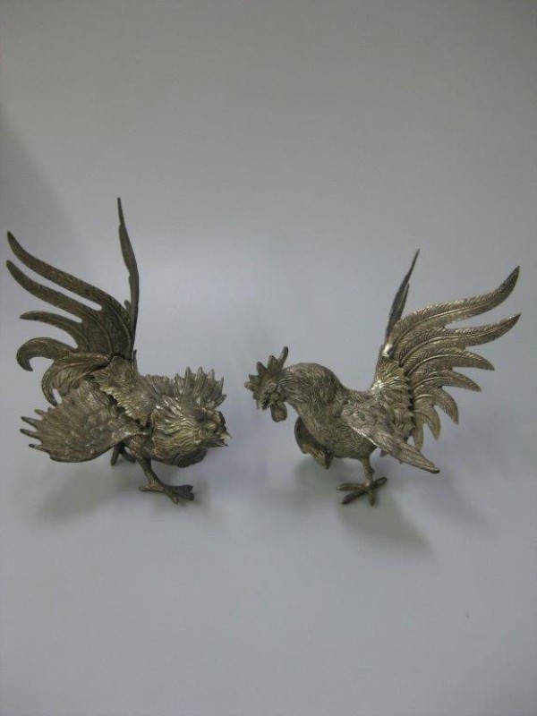 Twee antieke zilverkleurige hanen
