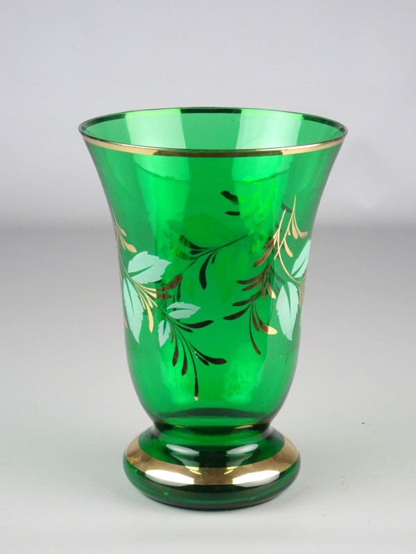 Vaas uit groen glas versierd met goud.