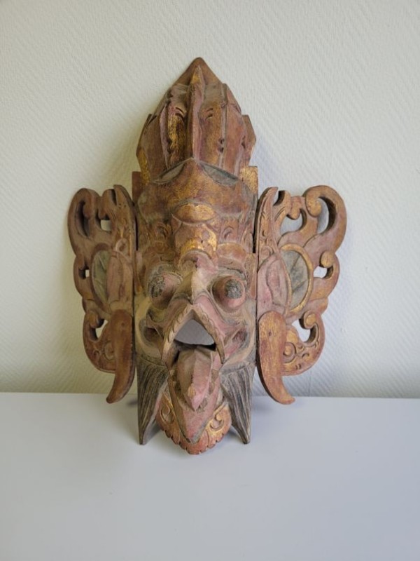 Etnisch decoratiemasker uit hout