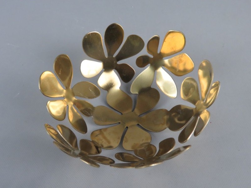 Metalen schaaltje bloemvorm