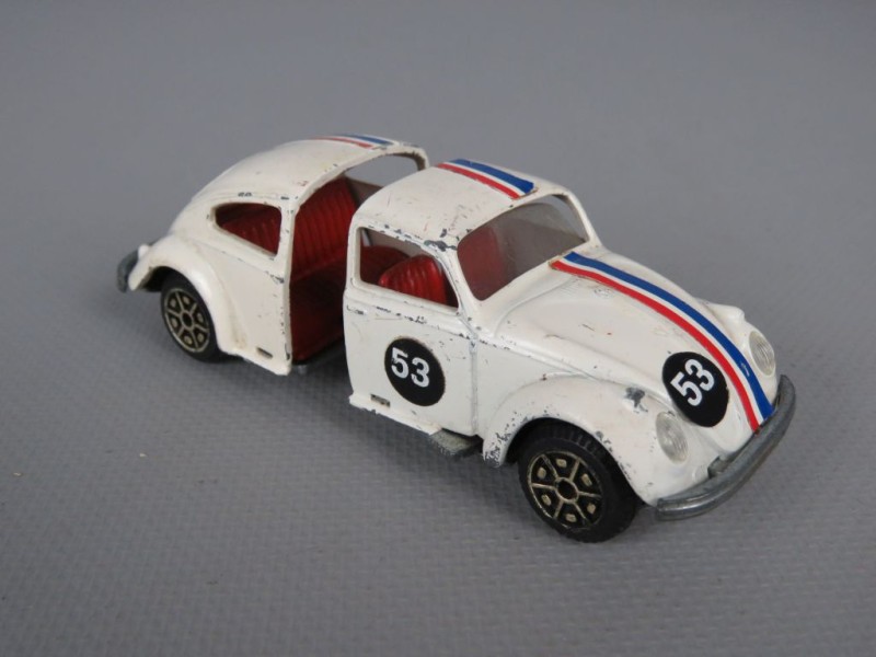 medeleerling specificeren Vrijwel Disney Herbie auto - De Kringwinkel