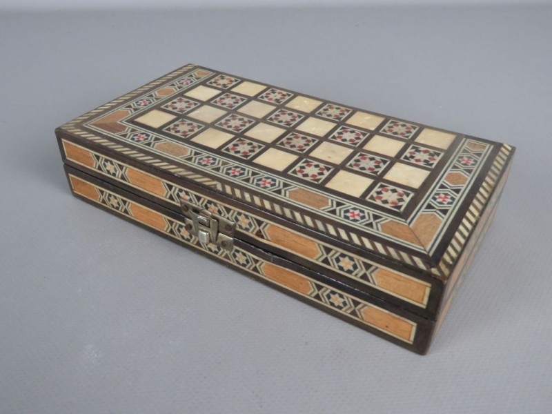 Houten gezelschapsspel kistje, Dammen en Backgammon.