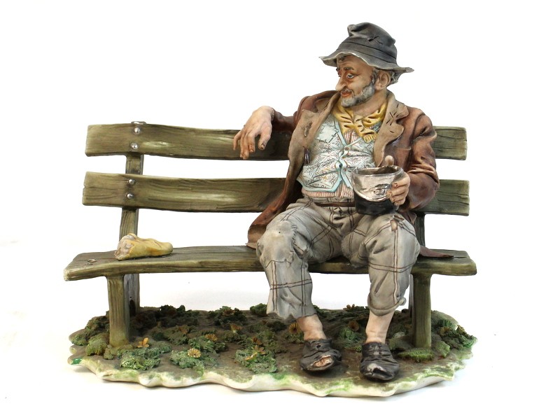 Oude man zittend op bankje