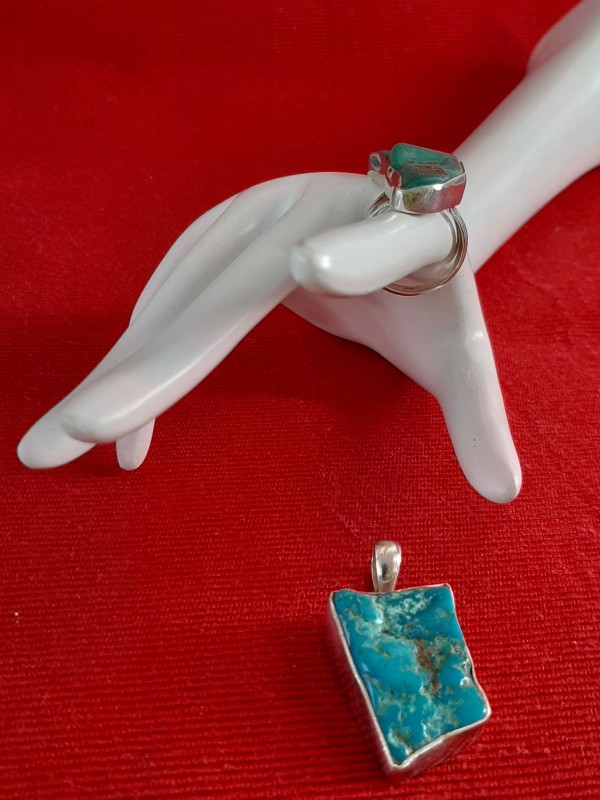 Zilveren ring en hanger met een blauwe natuursteen