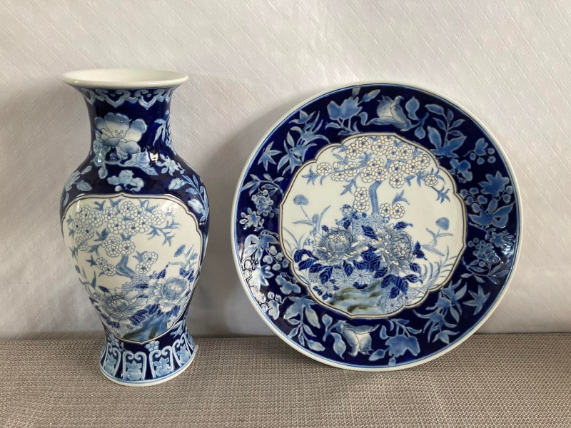 Set van een Chinese vaas en bord