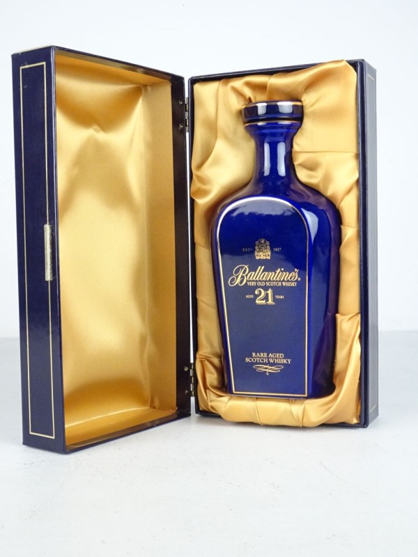 Lege fles Ballantine’s Very Old Scotch Whisky aged 21 years.