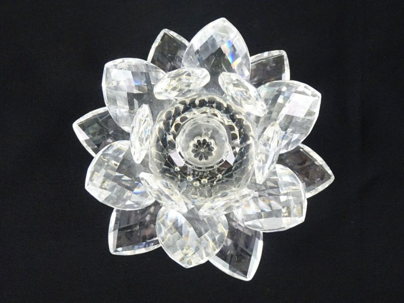 Kristallen kaarshouder in de vorm van een bloem.