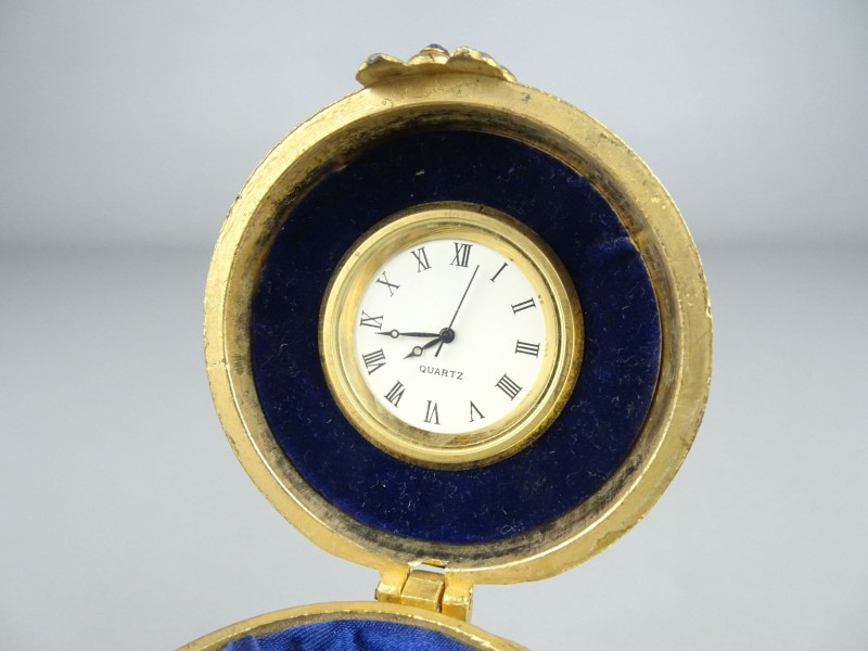 Deco ei met horloge in de stijl van Fabergé.