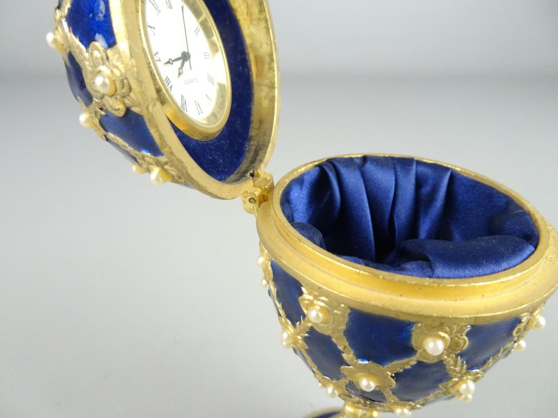 Deco ei met horloge in de stijl van Fabergé.