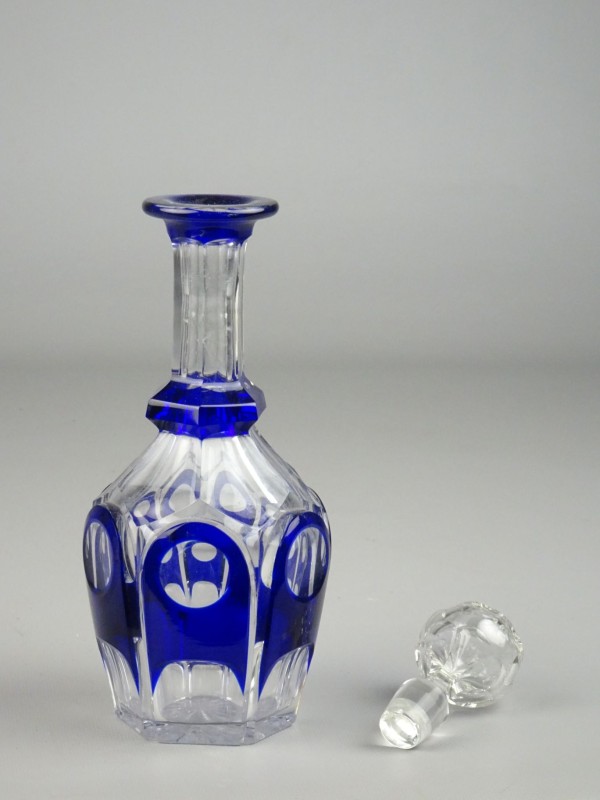 Kristallen likeurfles afgewerkt met blauw.