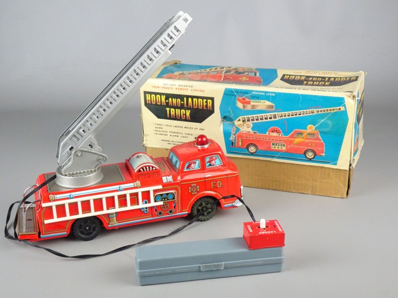 Vintage toy Hook and Ladder truck. Kringwinkel