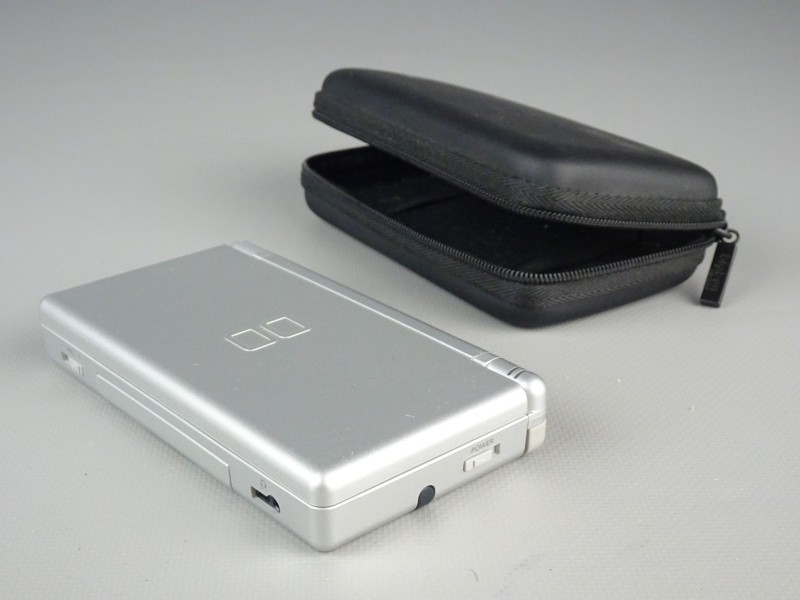 Grijze Nintendo DS Lite Modelnummer USG-001. (Zonder oplader)