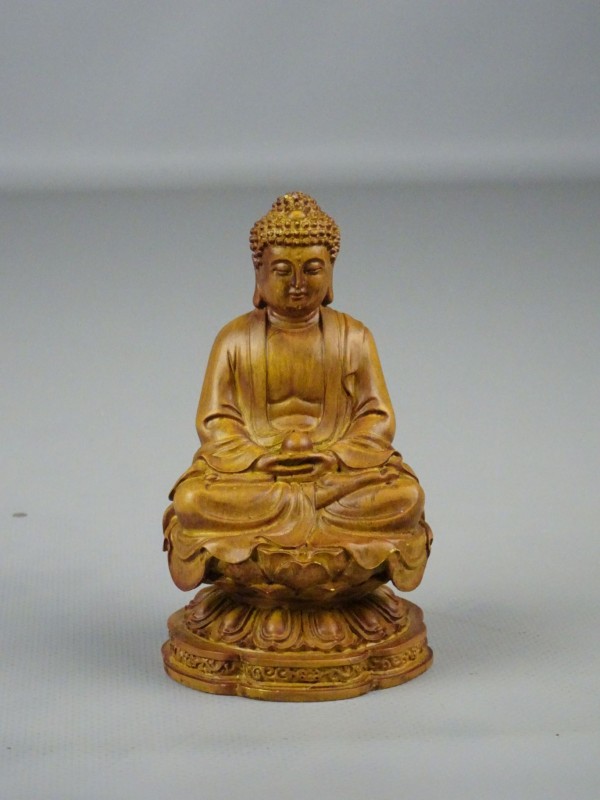 Mini houten Boeddhabeeld in lotus houding.