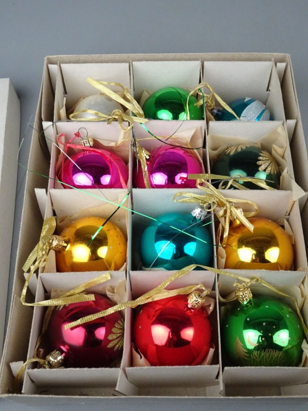 12 vintage kerstballen verschillende kleuren.