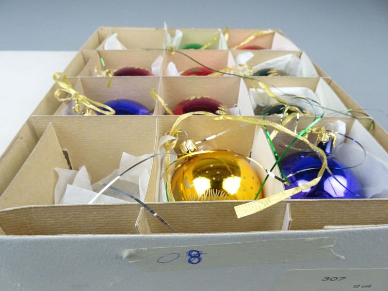 10 vintage gekleurde kerstballen met tekening in doos. (Lot nr 8.)