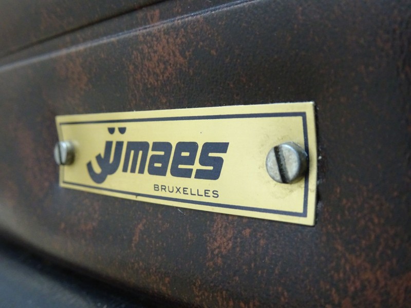 Bruin lederen kappersstoel 02 gemerkt JJMaes Brussel.