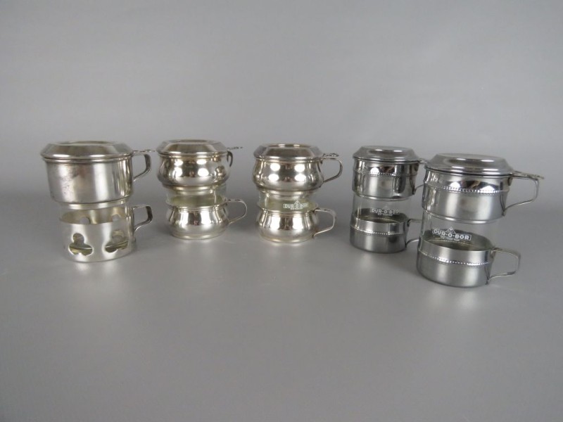 5 koffie tassen waarvan 2 gemerkt Dur-o-Bor met zilver stempel.