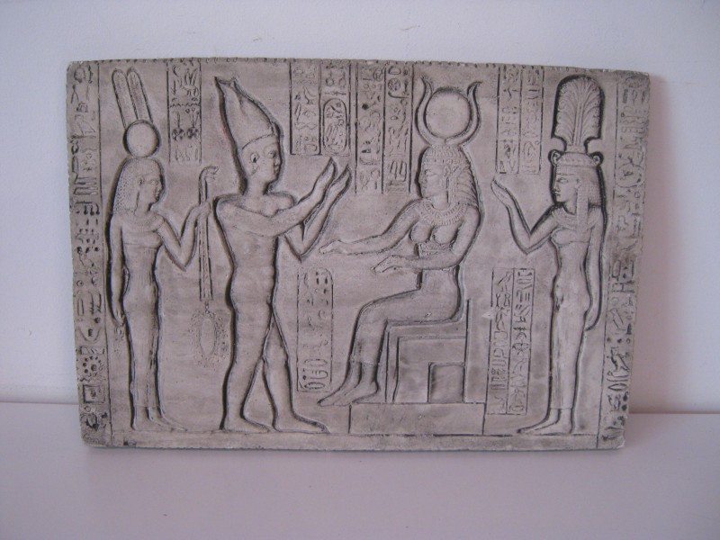 Decoratieve steen met Egyptisch tafereel.