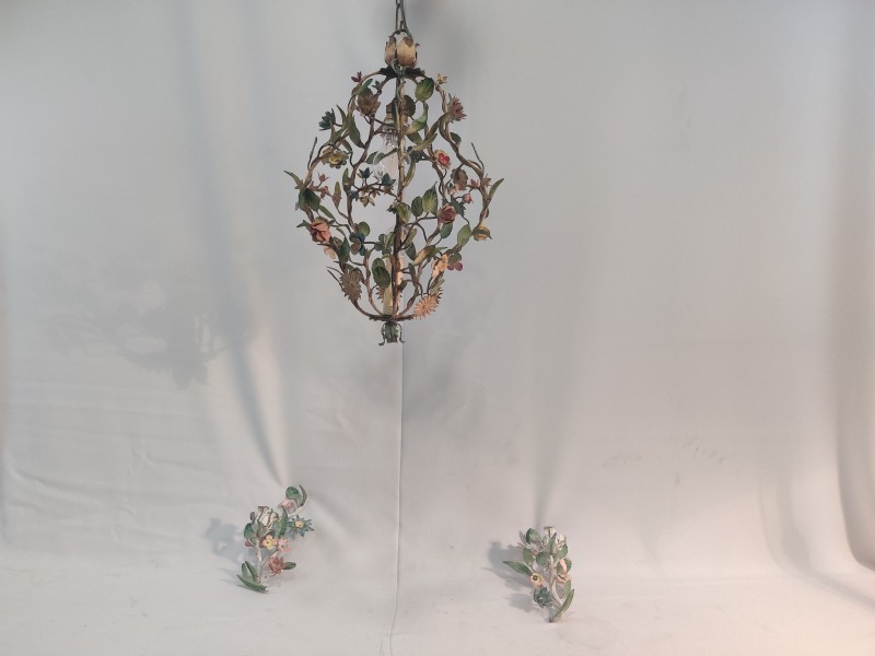 Vintage ijzeren kroonluchter met bijhorende wand decoratie