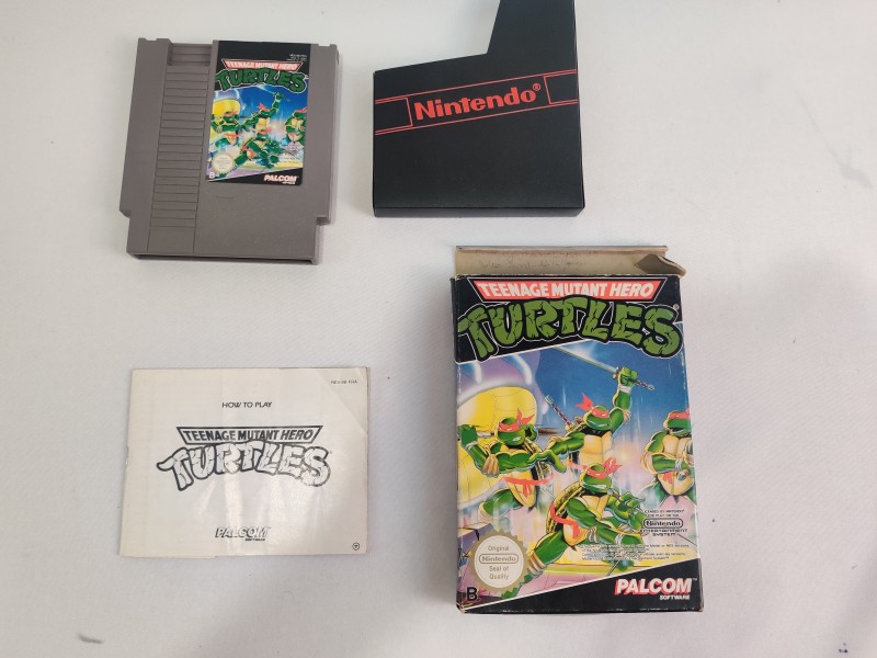 [NES] Teenage mutant hero TURTLES (Met doos, boekjes etc)