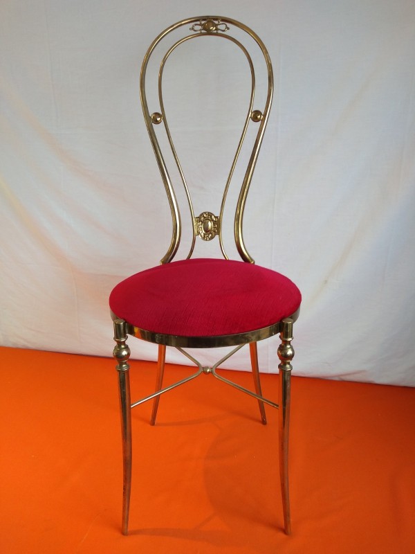 Goudkleurige stoel met rode zitting
