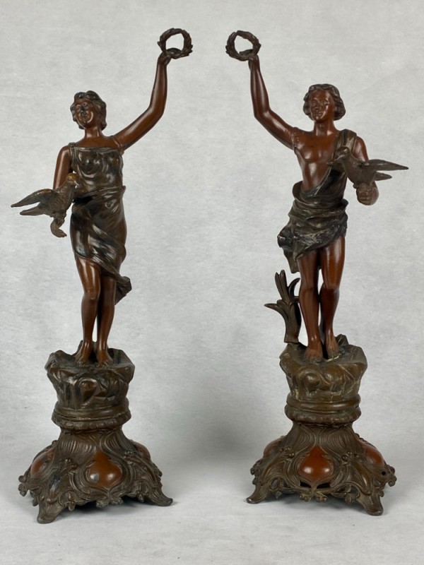 Set van 2 beelden, mannelijk en vrouwelijk, gemaakt uit metaal en bronskleurig.