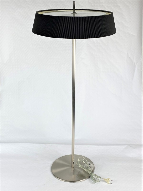 Staande lamp van Vandeheg.  (105 cm)