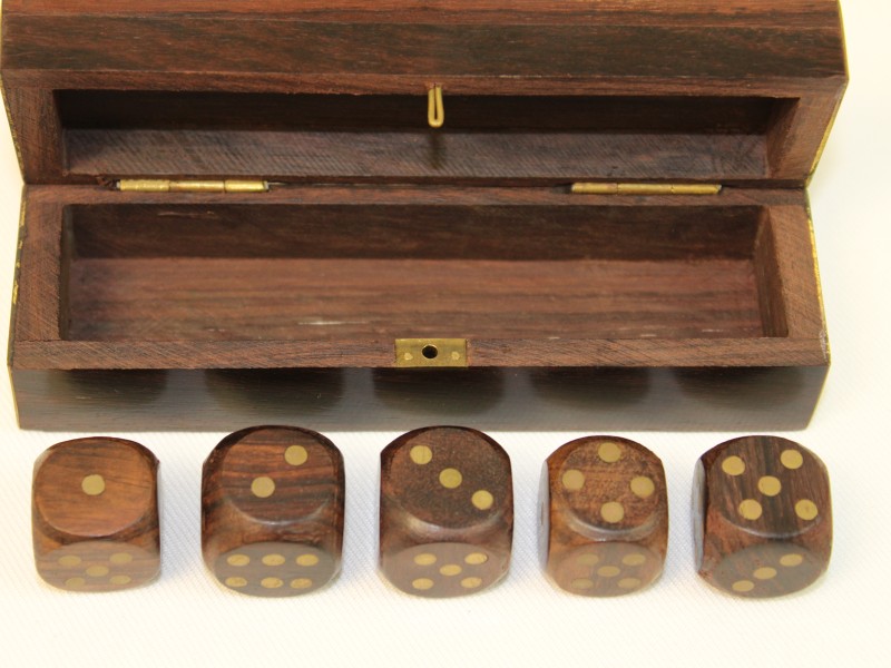 Dobbelstenen in houten kistje