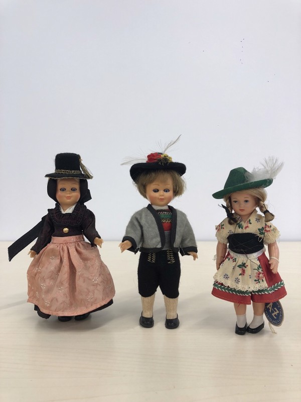 3 kleine traditionele vintage poppen